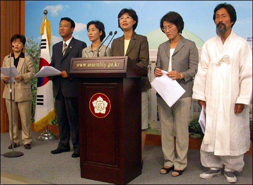 8일 오전 민주노동당 의원들이 "의원 공조를 통한 '여성국감'을 실시하겠다"는 계획을 발표하고 있다. 